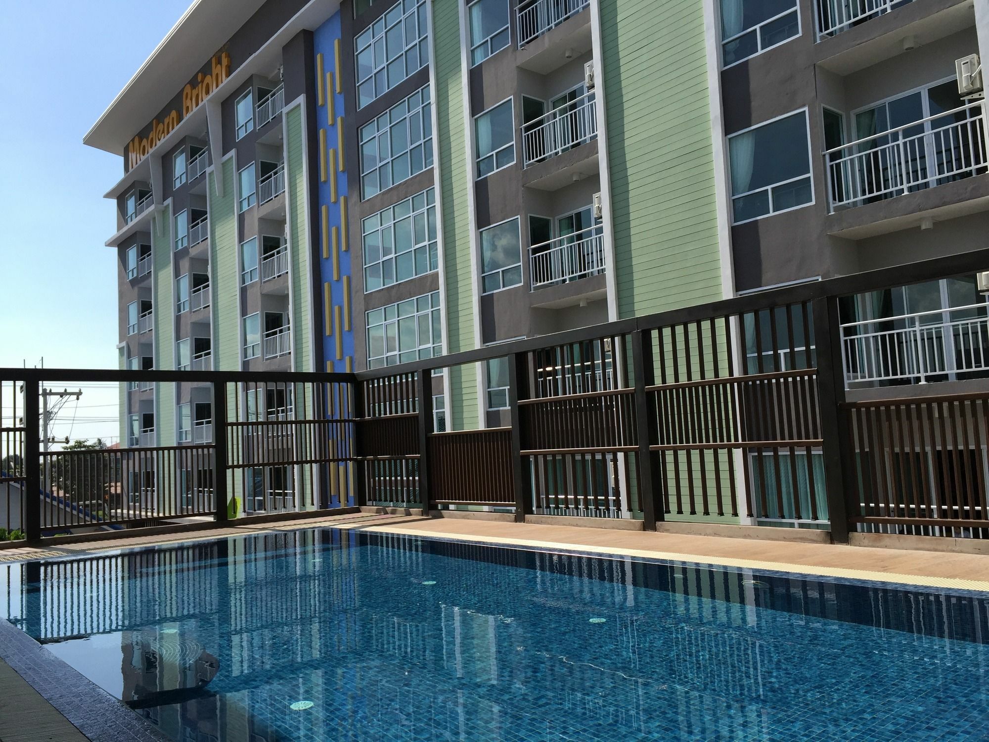 Modernbright Laemchabang Aparthotel Bang Lamung Eksteriør bilde